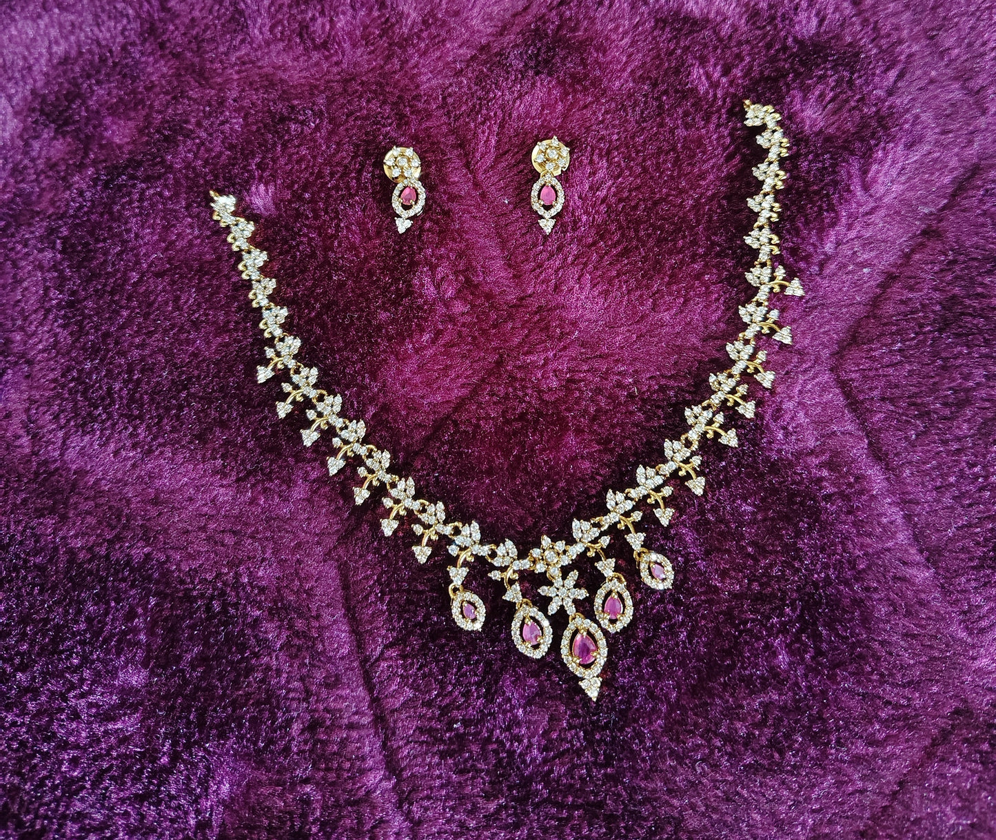 STUNNING NECKSET WITH DROPPING RUBIES