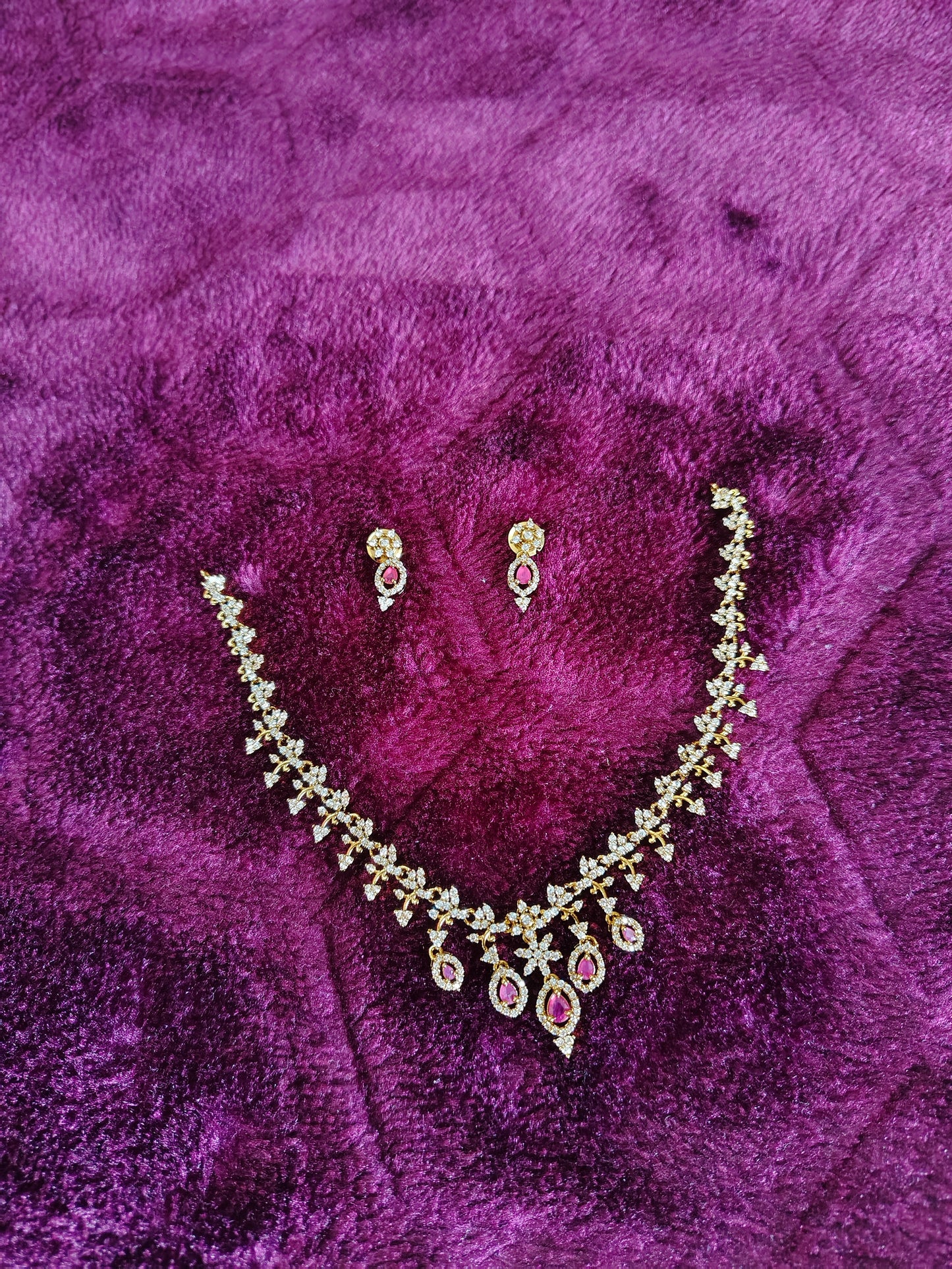 STUNNING NECKSET WITH DROPPING RUBIES