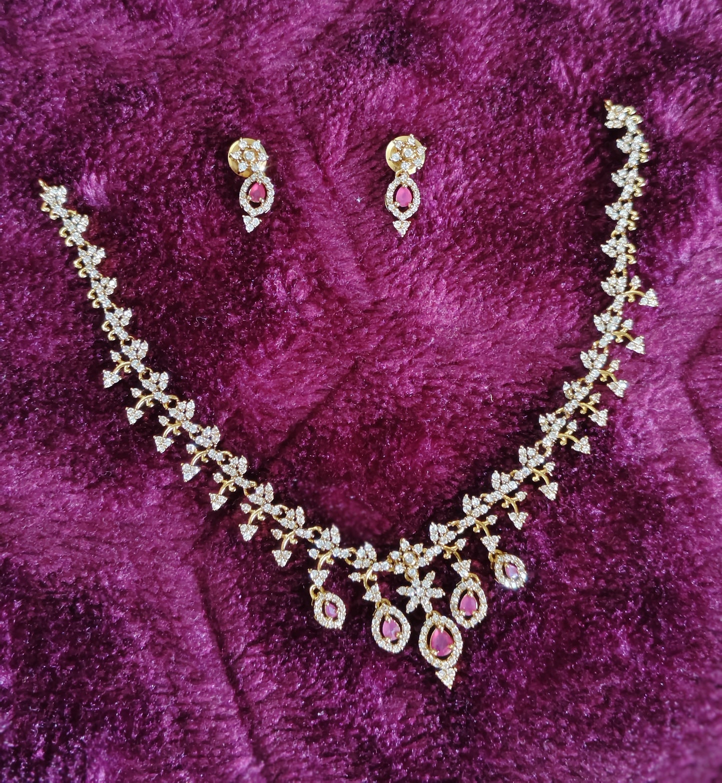 STUNNING NECKSET WITH DROPPING RUBIES
