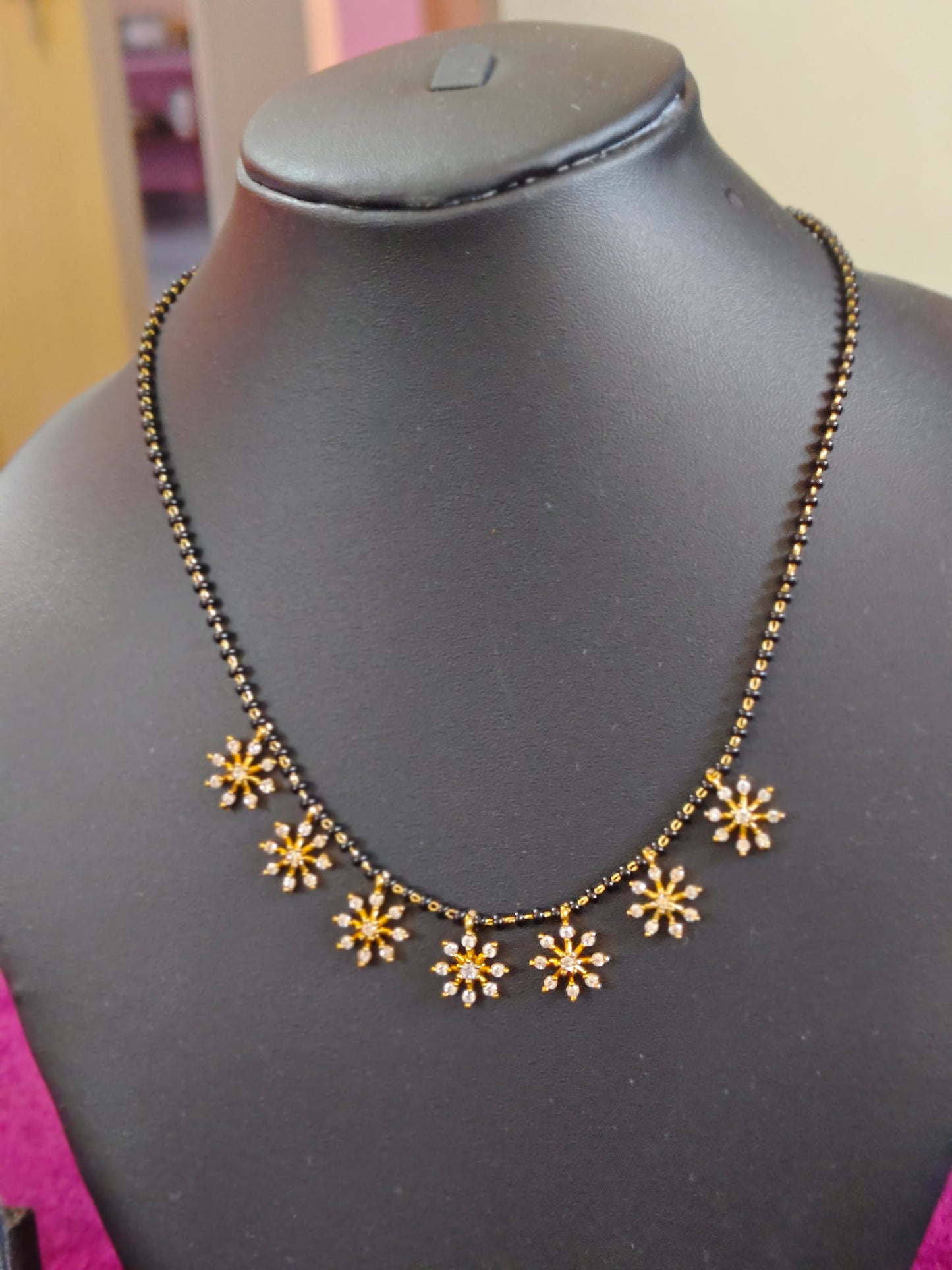 SHORT BLACK BEADS WITH STONE FLOWERS
