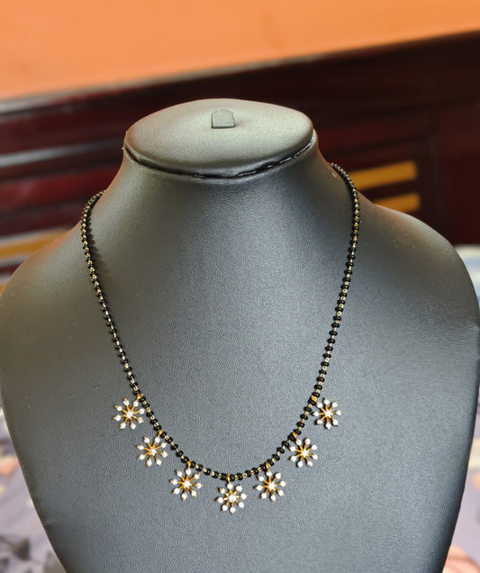 SHORT BLACK BEADS WITH STONE FLOWERS