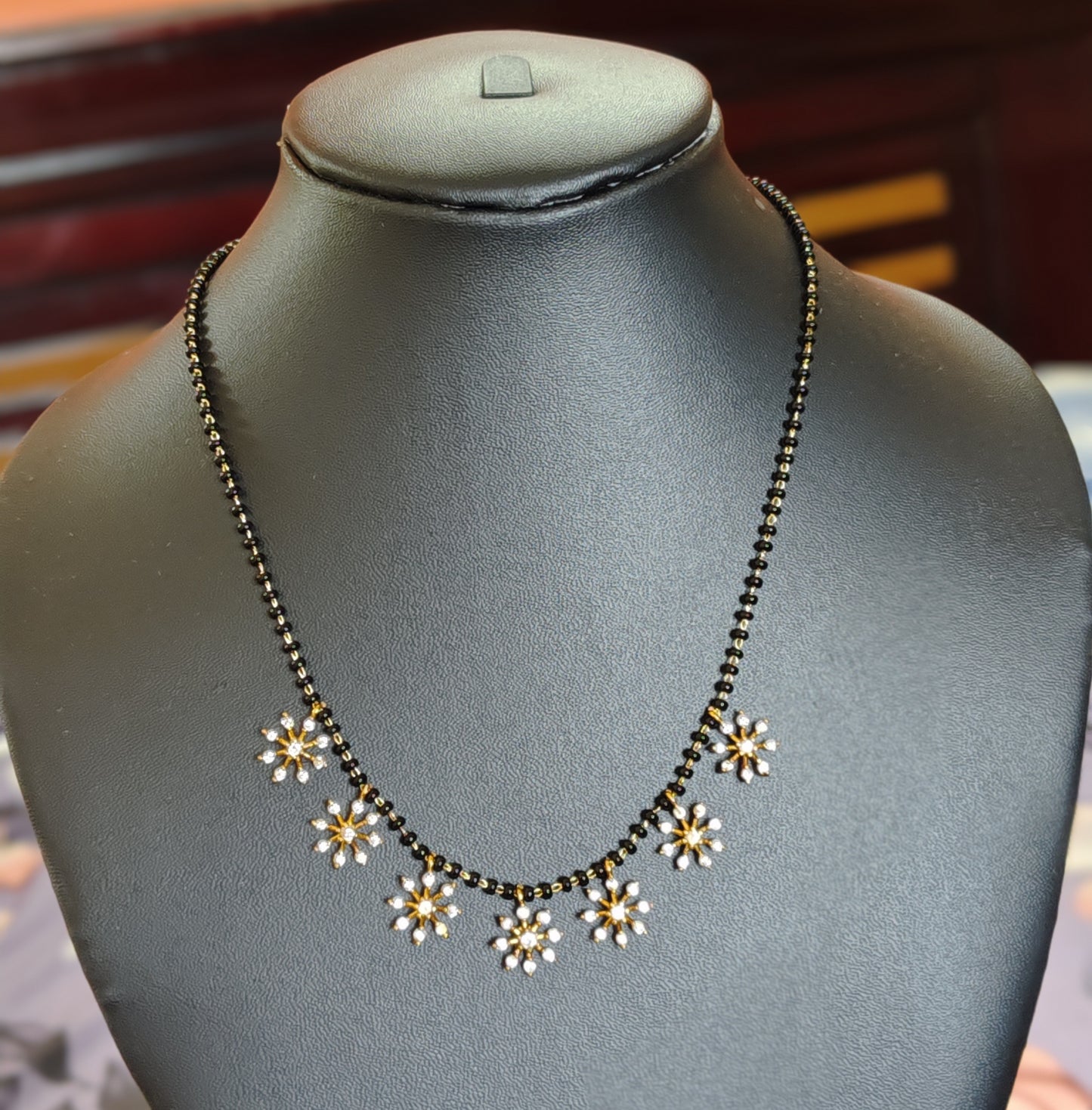 SHORT BLACK BEADS WITH STONE FLOWERS