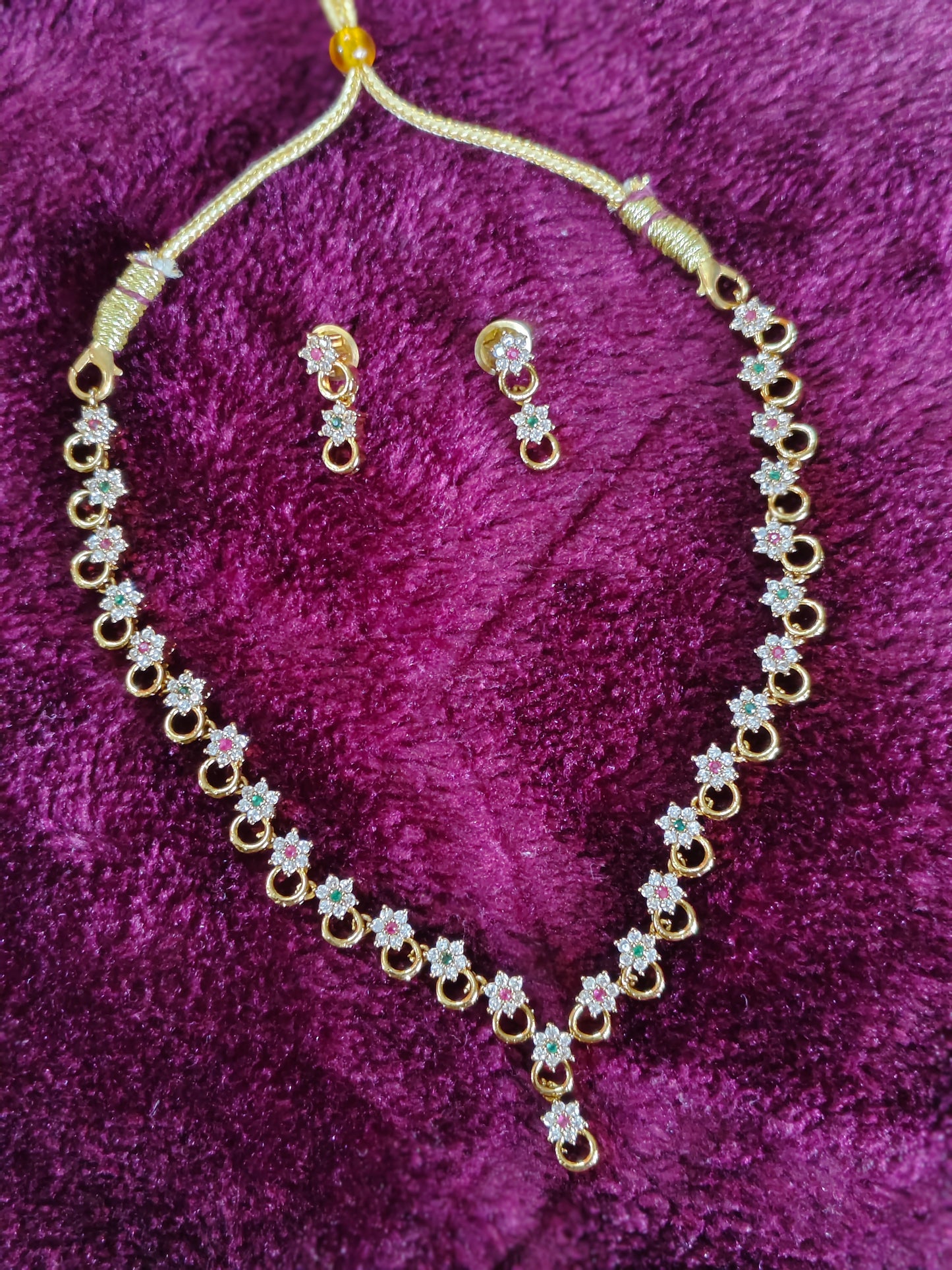 SIMPLE STONE FLOWER AND RING MOTIFS NECKLACE
