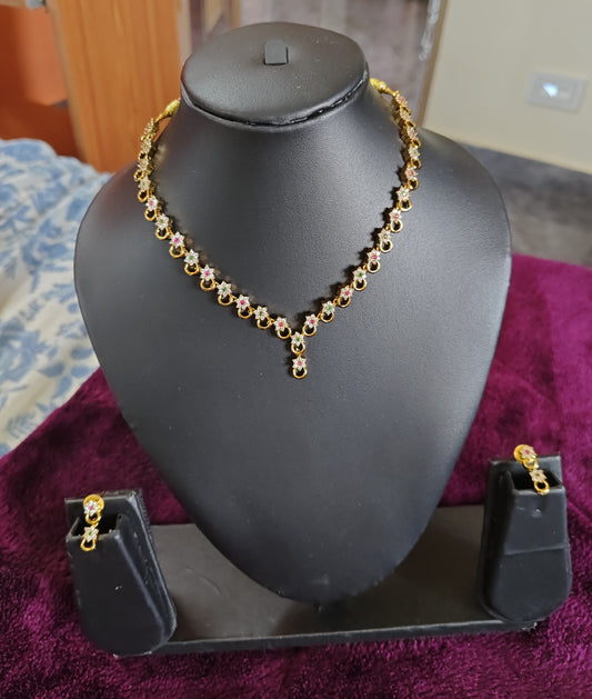 SIMPLE STONE FLOWER AND RING MOTIFS NECKLACE