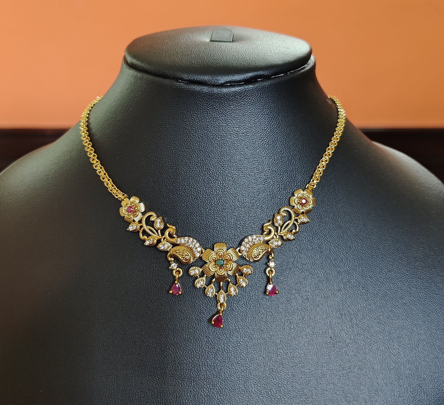 SIMPLE AND SUPERB NECKLACE WITH INTRICATE WORK