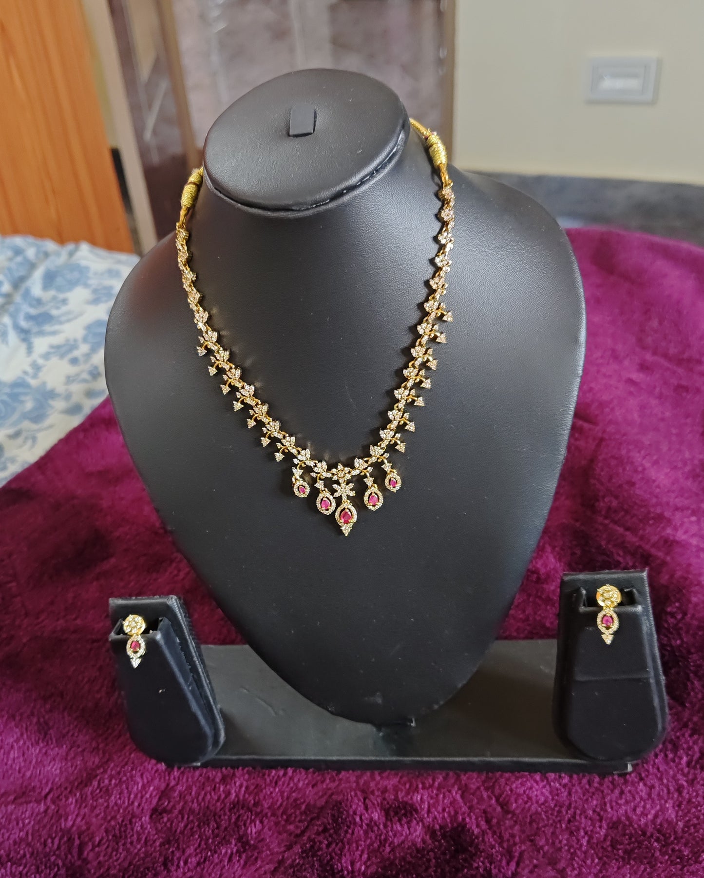 STUNNING NECKSET WITH DROPPING RUBIES