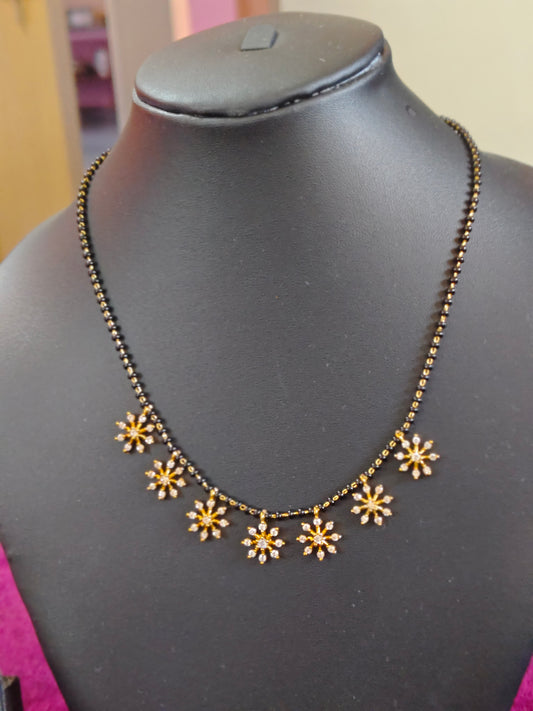 SHORT BLACK BEADS WITH STONE FLOWERS