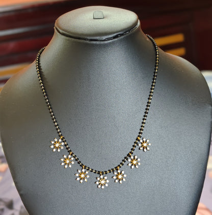 SHORT BLACK BEADS WITH STONE FLOWERS